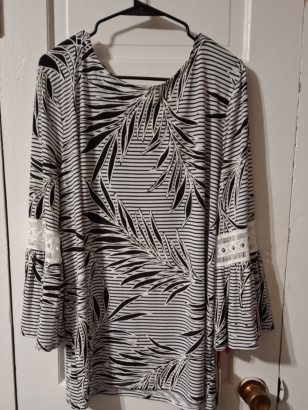 Ruby Rd. Black & White Palm-Print Bell Sleeve Tunic with Lace Trim (Mis432)